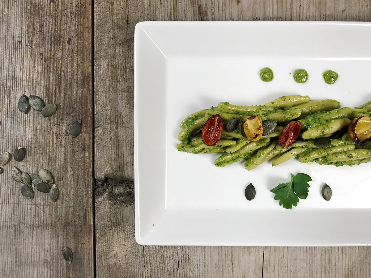 Fusilli Al Pesto Di Prezzemolo E Semi Di Zucca Con Pomodorini Confit Un Pizzico Di Viola