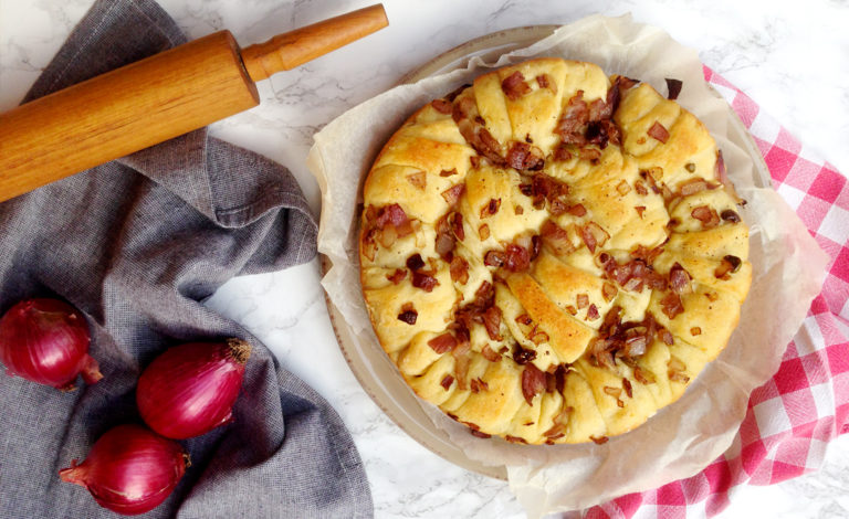Torta di brioches con patate e cipolle