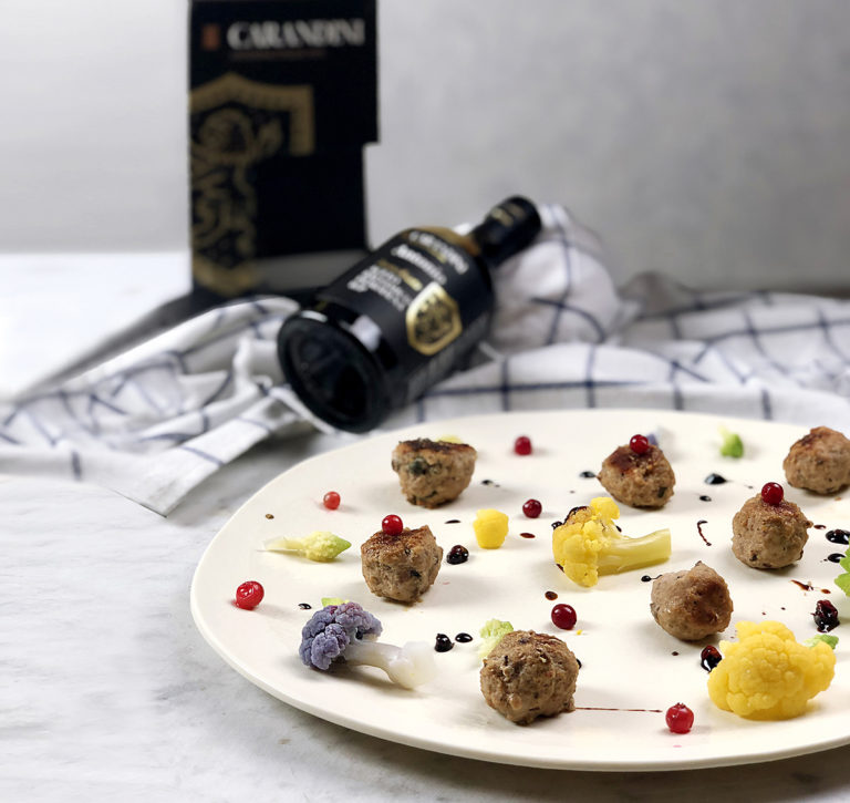 Polpette di vitello con crema al balsamico e ribes