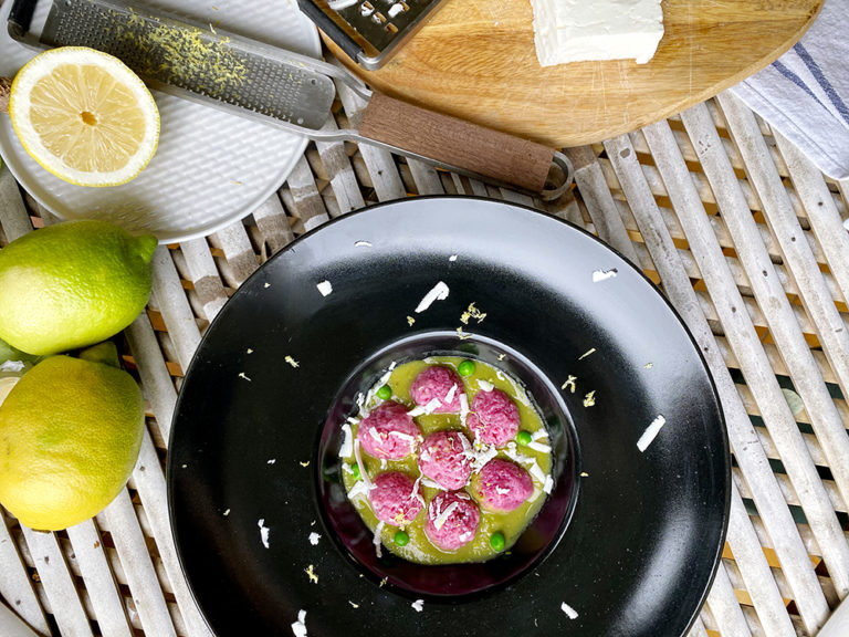Gnocchi alla barbabietola su vellutata di piselli